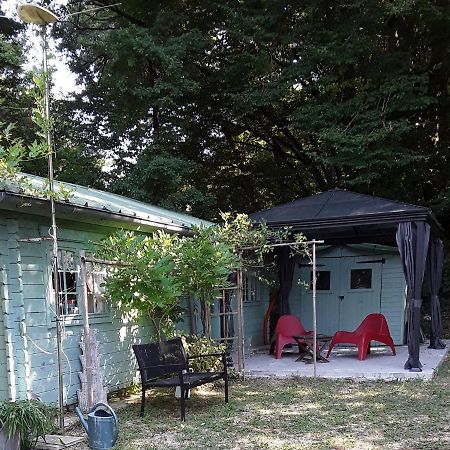 Le Chalet De La Grenouille Verte Tursac Exterior foto